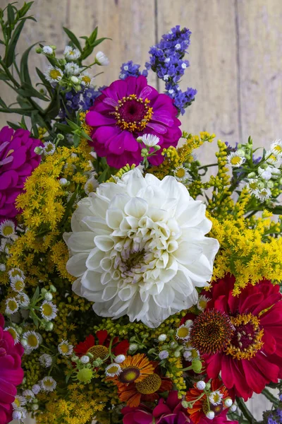 Zinnia Blumen Und Andere Blumen Einem Schönen Strauß Auf Altem — Stockfoto