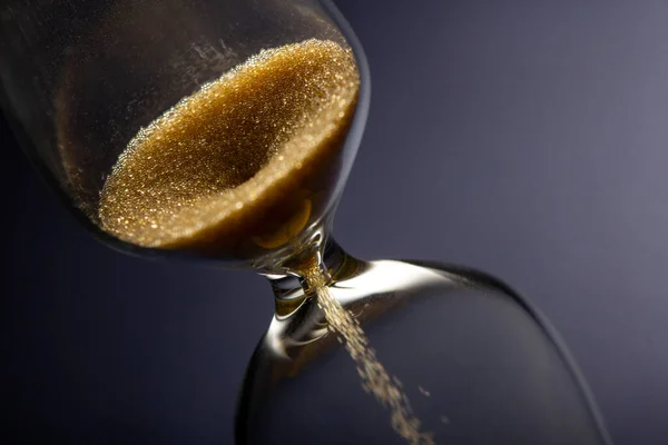 Stundenglas Mit Fließendem Sand Innen Auf Blauem Hintergrund Zeit Vergeht — Stockfoto