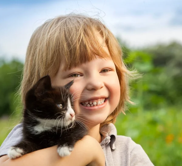 Gelukkig Kind Met Een Kitten Haar Armen Natuur — Stockfoto