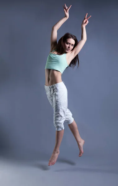 Bellezza Ragazza Danza Sfondo Grigio Persona Che Salta Volando Aria — Foto Stock