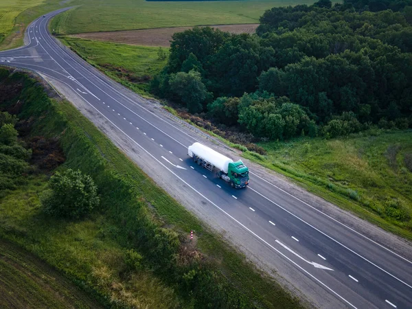 Ciężarówka Benzynowa Naczepa Olejowa Autostradzie Jadącej Wzdłuż Drogi Widok Lotu — Zdjęcie stockowe