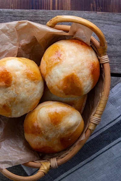 Petits Pains Croisés Chauds Sur Panier Vue Dessus Espace Copie — Photo