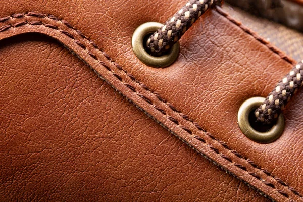 İplikle dikilmiş deri çizmeler..