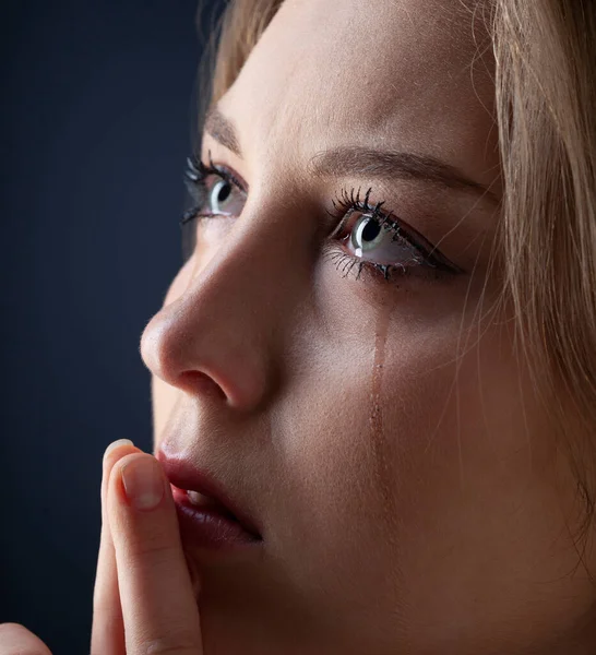 Frau Weint Mit Tränen Den Augen — Stockfoto