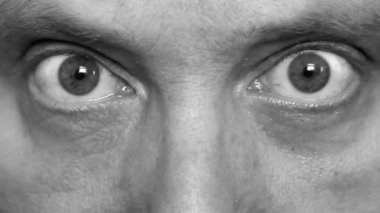 Siyah beyaz bir adamın gözleri.
