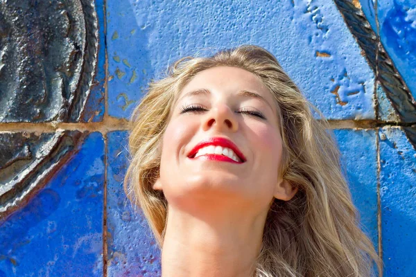 Jovem Mulher Feliz Uma Parede Azul — Fotografia de Stock