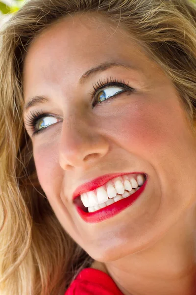 Close Uma Jovem Sorridente Com Dentes Brancos — Fotografia de Stock