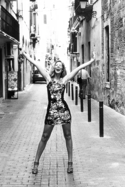 Joven Mujer Alegre Con Los Brazos Levantados Palma Mallorca Imagen — Foto de Stock