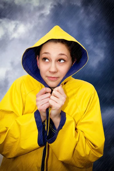 Jovem Com Capa Chuva Amarela Dia Tempestuoso — Fotografia de Stock