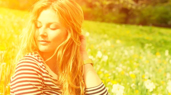 Jonge Vrouw Sittong Een Weide Genieten Van Warme Zon — Stockfoto