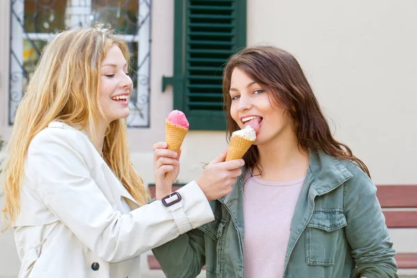 Két Lány Jégkrémet Eszik Városban — Stock Fotó