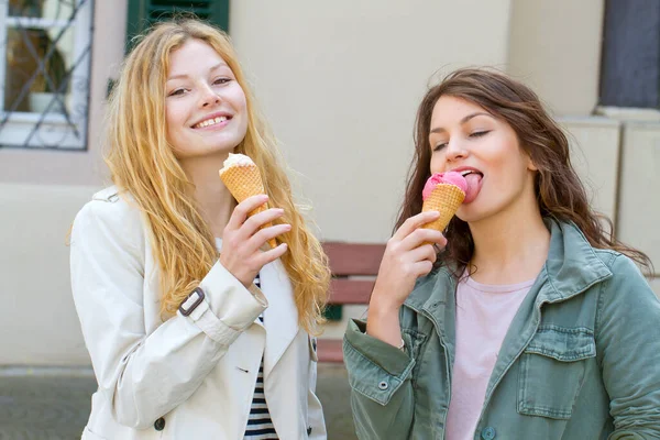 Δύο Κορίτσια Που Τρώνε Παγωτό Στην Πόλη — Φωτογραφία Αρχείου