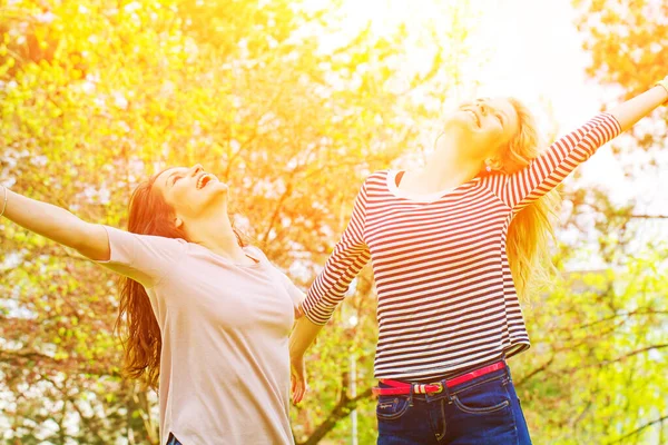 Chicas Bailando Bajo Cálido Sol — Foto de Stock