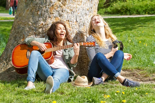 공원에 소녀가 악기를 가지고 재미있게 — 스톡 사진