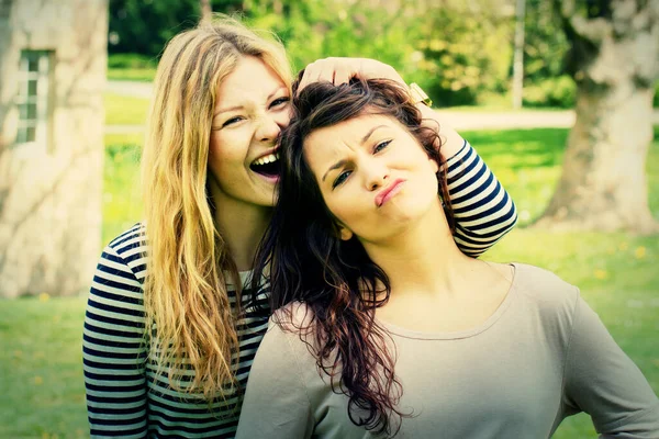 Çılgın ve vahşi kızlar.