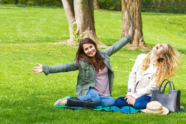 Boldog Barátnők Ülnek Parkban — Stock Fotó