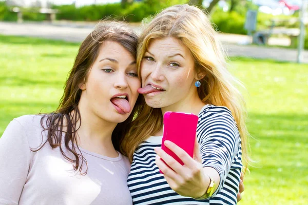 Two Girls Taking Selfie Smartphone Sticking Tongues Out — Stock Photo, Image