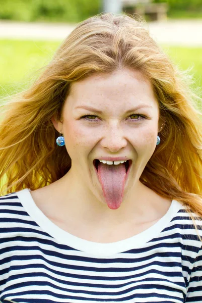 Kızıl Saçlı Çilli Dilini Dışarı Çıkaran Genç Bir Kadın Telifsiz Stok Imajlar