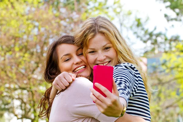 Dos Chicas Haciendo Una Selfie Con Smartphone Para Canales Redes Fotos De Stock