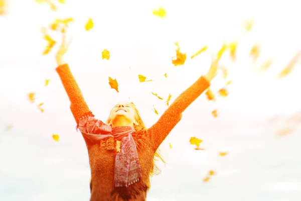 Parlak Sonbahar Güneşinde Mutlu Bir Kız — Stok fotoğraf