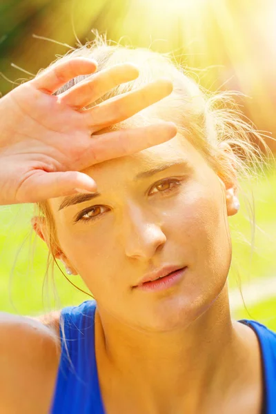 Uitgeputte Vrouw Zomerhitte — Stockfoto