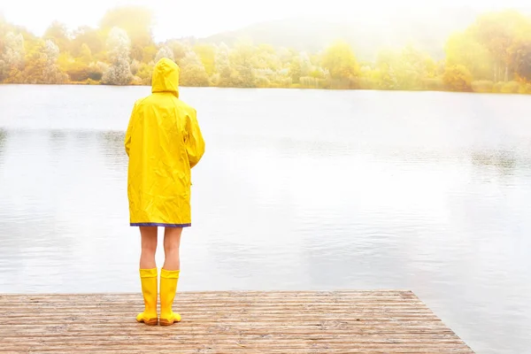 Woman Yellow Raincaot Autumnal Lake — Stock Photo, Image