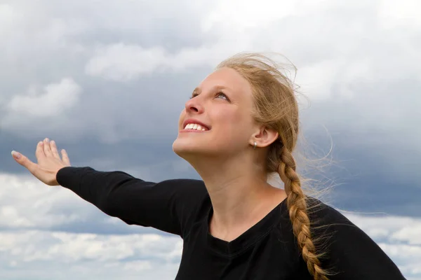 Jonge Gelukkig Vrouw Zoek Met Uitgestrekte Armen — Stockfoto