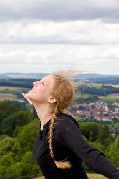 Freiheitsmädchen Mit Erhobenen Händen Den Sonnenstrahlen Auf Dem Gipfel Eines — Stockfoto