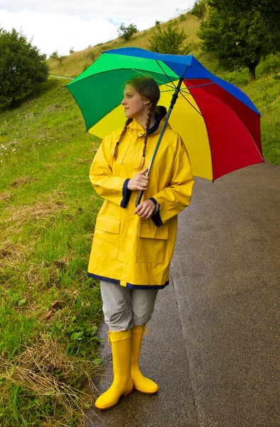 Jovem Com Guarda Chuva Capa Chuva Amarela Chuva — Fotografia de Stock