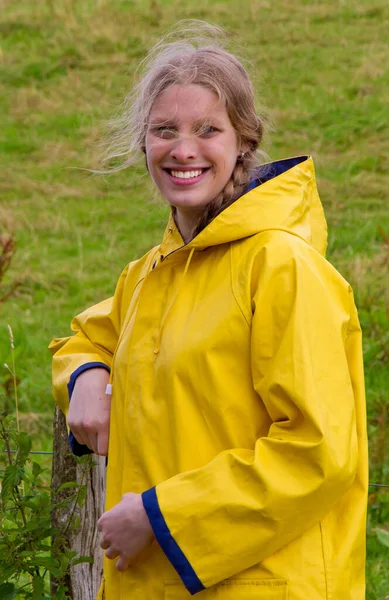 Retrato Una Joven Con Impermeable Amarillo — Foto de Stock