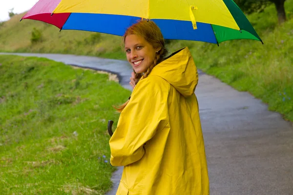 Jovem Com Guarda Chuva Capa Chuva Amarela Andando Chuva — Fotografia de Stock