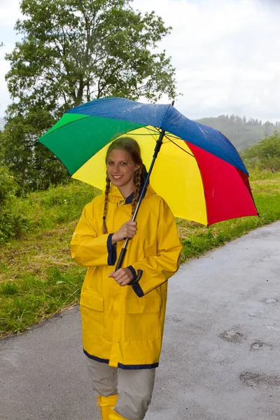 Jovem Com Guarda Chuva Colorido Andando Pela Chuva — Fotografia de Stock