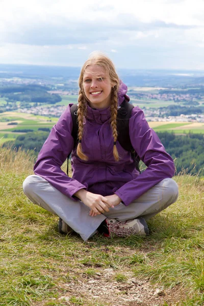 Young Happy Woman Sitting Topf Mountain — Foto de Stock