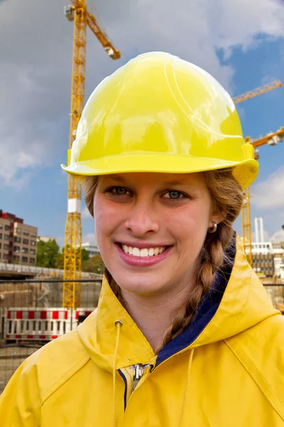 建筑工地上穿着工作服的年轻妇女 — 图库照片