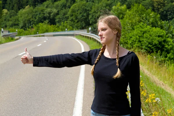 Young Female Hitchhiker Road — Stockfoto