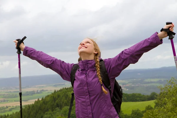 Молода Щаслива Жінка Пішохідними Полюсами Вершині Гори — стокове фото