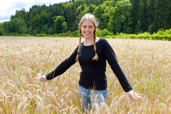 Jovem Mulher Natural Campo Trigo — Fotografia de Stock