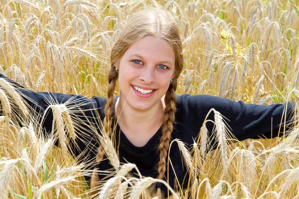 小麦畑の若い自然女性 — ストック写真