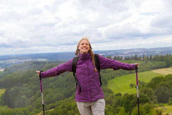 Almanya Nın Goeppingen Kasabası Yakınlarındaki Hohenstaufen Dağında Genç Bir Kadın Telifsiz Stok Fotoğraflar