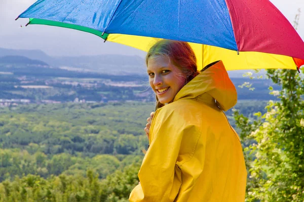 Jovem Com Guarda Chuva Colorido Andando Pela Chuva — Fotografia de Stock