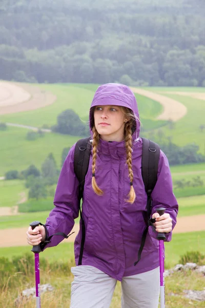 Junge Frau Wandert Regen — Stockfoto