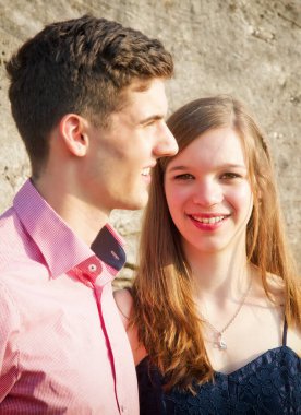 Genç bir çiftin portresi.