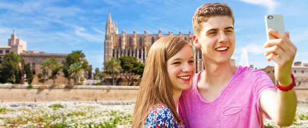 Een Jong Stel Dat Een Zelfportret Maakt Mallorca Achtergrond Kathedraal — Stockfoto