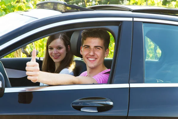 Arabadaki Genç Çift Başparmaklarını Kaldırdı — Stok fotoğraf
