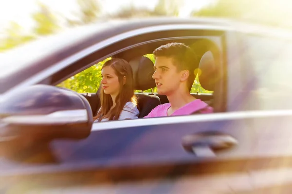 Jong Paar Rijden Hun Nieuwe Auto — Stockfoto