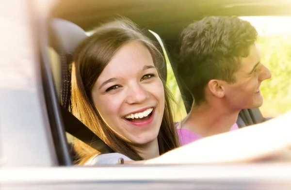 Młoda Szczęśliwa Kobieta Jadąca Samochodem — Zdjęcie stockowe