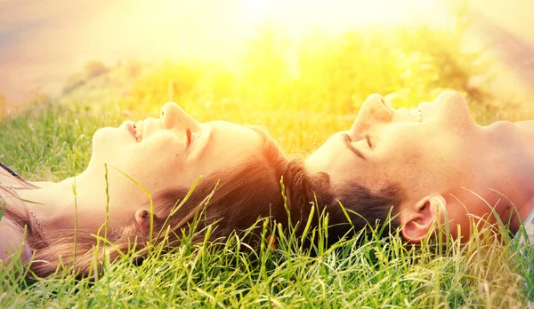 Junges Glückliches Paar Liegt Der Sonne — Stockfoto