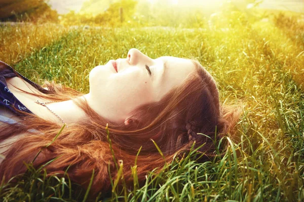 Young Woman Lying Sun Meadow lizenzfreie Stockbilder