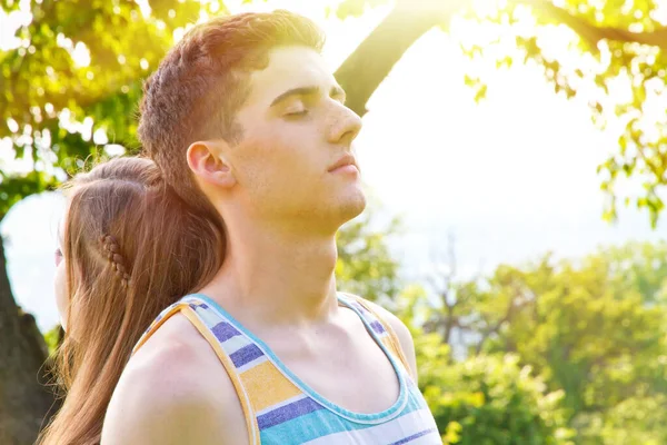 Young Couple Enjoy Sun Royaltyfria Stockbilder