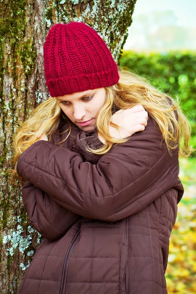 在寒冷的秋日 一个悲伤的女孩 — 图库照片